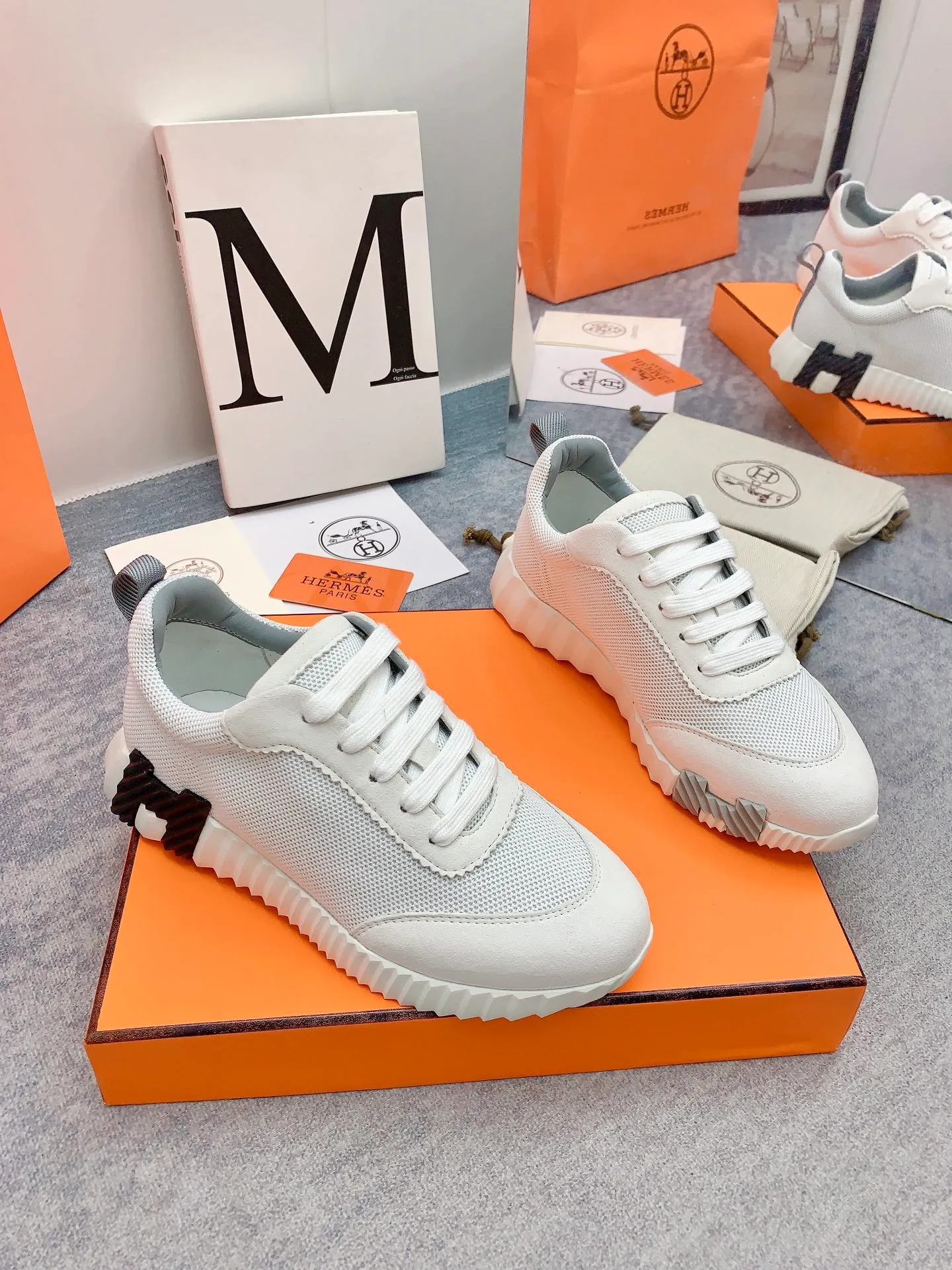 👟👟Ex-factory price 640👟👟 [Hermes] New Bouncing Couple 👫Sneakers. The most comfortable shoes from Hermès, no one else⃣️. They are very light on the feet and very beautiful. You will not feel tired when you go shopping and running around. 👍 The overall suede leather feels very good, very beautiful and very versatile. It is very light, comfortable and extremely light, suitable for both sports and leisure. It feels great to step on! 30+ men's and women's color combinations. You can choose, there will always be what you want~ ✅Fabric: Imported high mercerized sheep + original rain velvet ✅Inner: Imported silk sheepskin for lining insole ✅Outsole: Seamless combination of IP+TPU (multi-color letters) German technology irradiation machine ✅Code number: 35-41 for women and 38-46 for men (41 for women, 45.46 for men, customized and non-returnable)